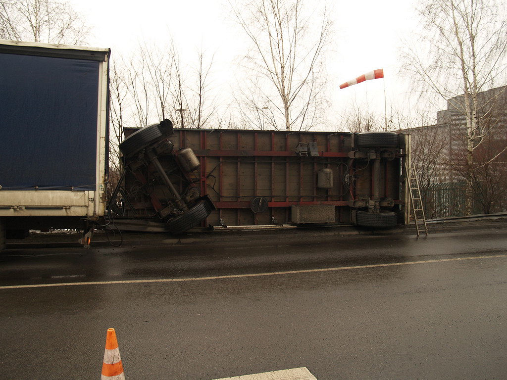 LKW Anhaenger umgekippt Koeln Niehl Geestemuenderstr Industriestr P07.JPG